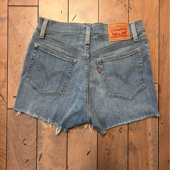 Levi’s High Rise Shorts - Picture 2 of 4